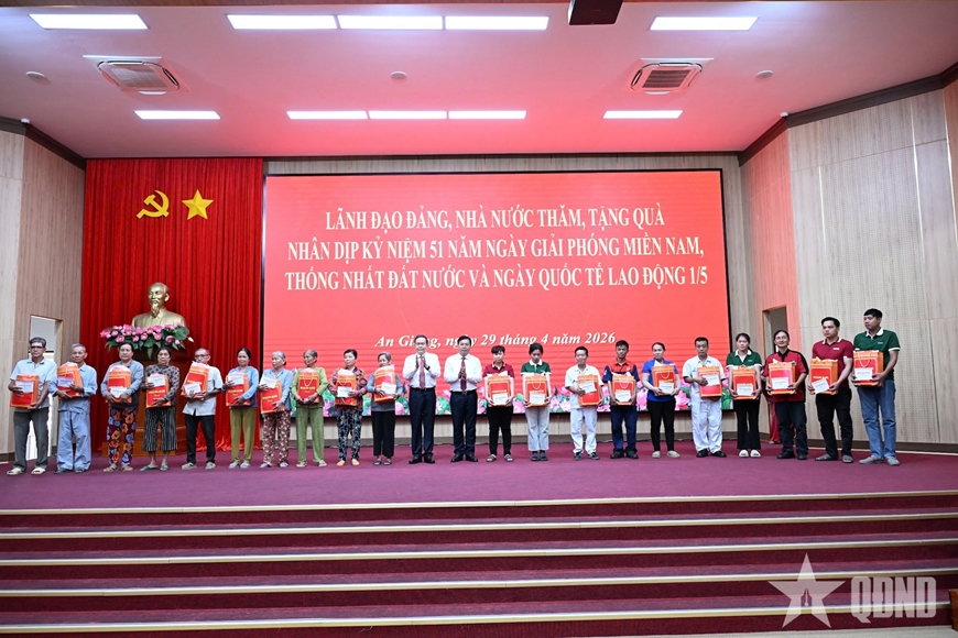 Gallery - 	Chủ tịch Quốc hội tặng quà gia đình chính sách, công nhân tại An Giang